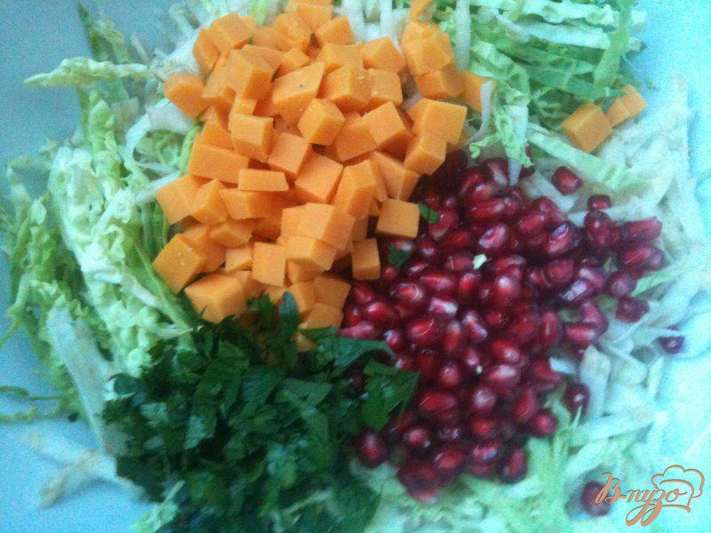 Фото приготовление рецепта: Салат из савойской капусты с зернами граната шаг №4