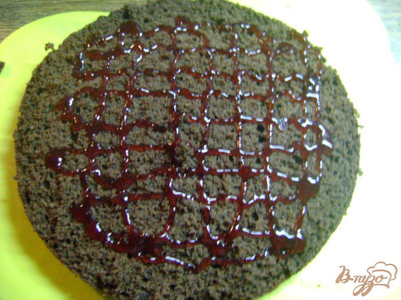Фото приготовление рецепта: Бисквитно - желейный торт шаг №5
