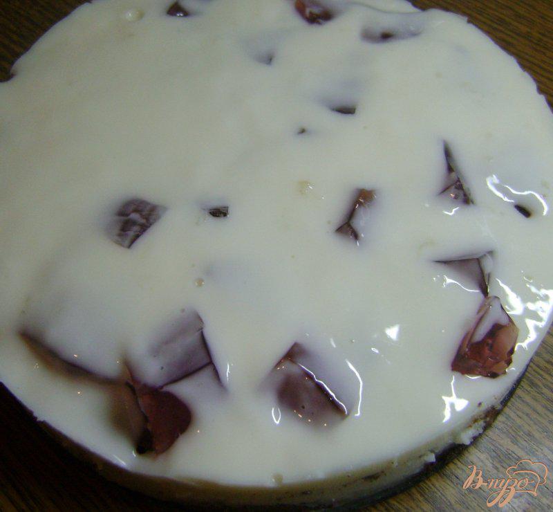 Фото приготовление рецепта: Бисквитно - желейный торт шаг №7