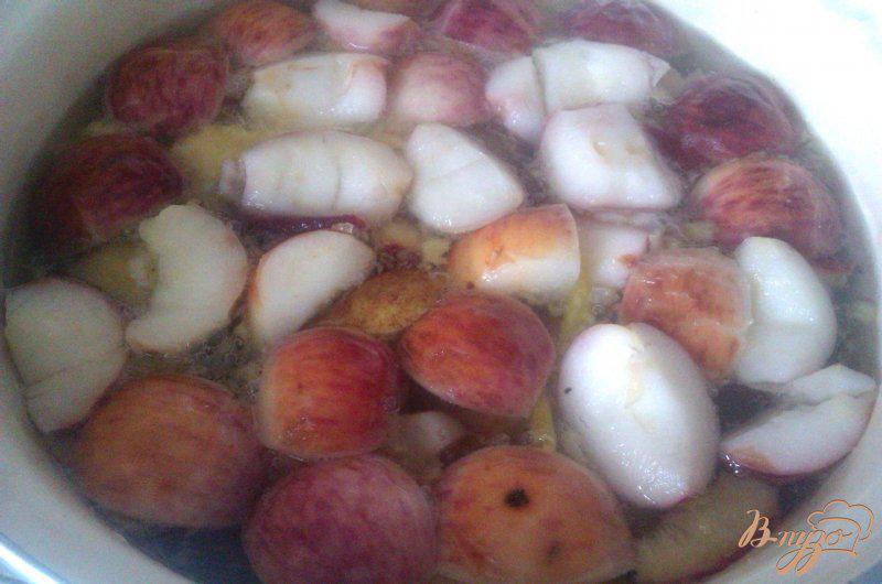 Фото приготовление рецепта: Компот яблочно-грушевый со сливами шаг №4