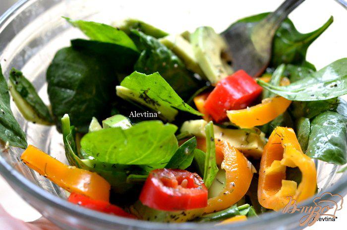 Фото приготовление рецепта: Салат шпинатный с авокадо шаг №3