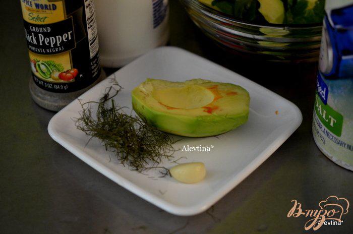 Фото приготовление рецепта: Салат шпинатный с авокадо шаг №2