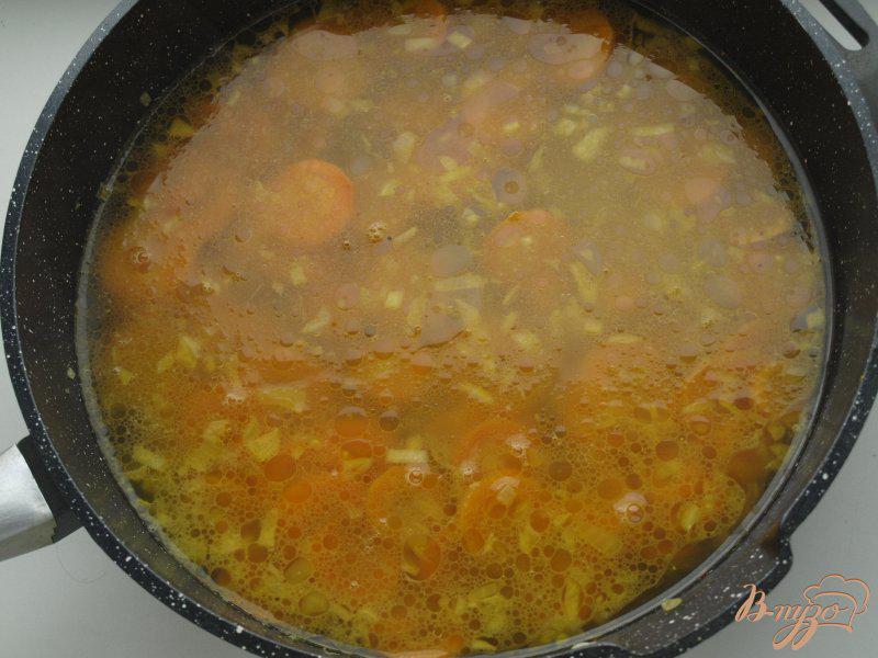 Фото приготовление рецепта: Морковно-ананасовый суп-пюре с карри шаг №4