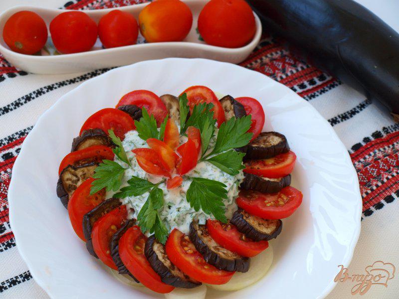 Фото приготовление рецепта: Закуска из баклажан и помидоров со сметанной заправкой шаг №5