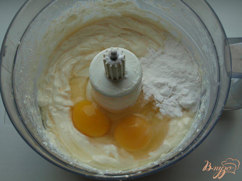 Фото приготовление рецепта: Творожный пирог с абрикосами «Жирафик» шаг №4