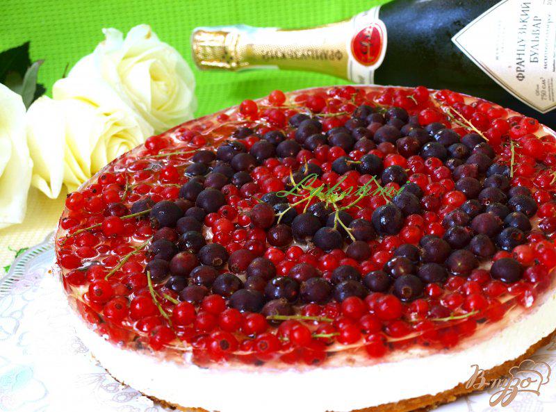Фото приготовление рецепта: Смородиновый торт «Красное и чёрное» шаг №7