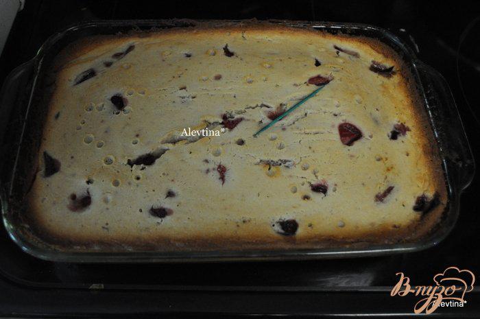 Фото приготовление рецепта: Слоеный торт с клубничной начинкой и кремом «Амаретто» шаг №7