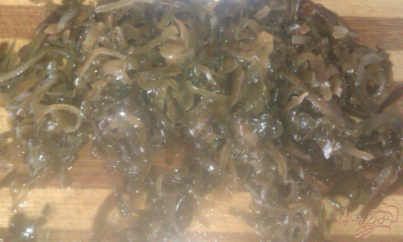 Фото приготовление рецепта: Необычный салат из морской капусты шаг №2