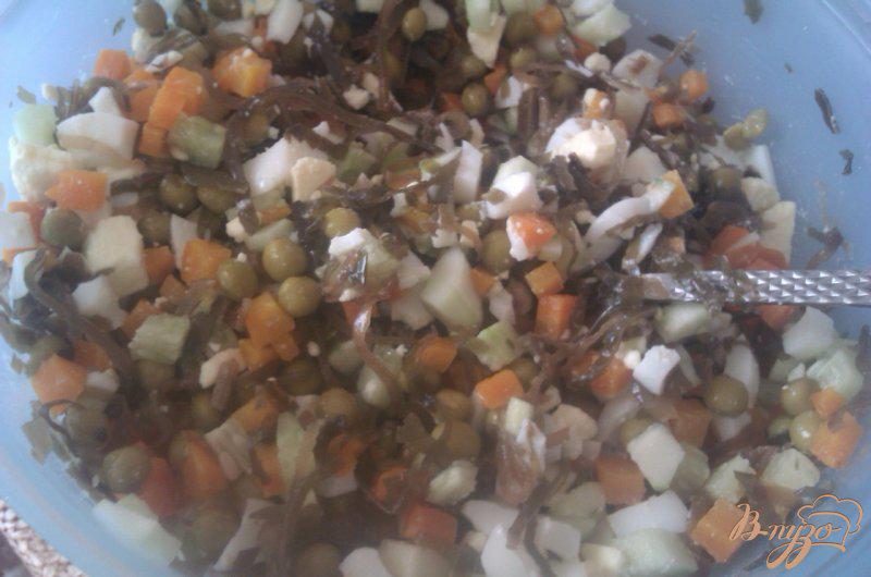 Фото приготовление рецепта: Необычный салат из морской капусты шаг №5