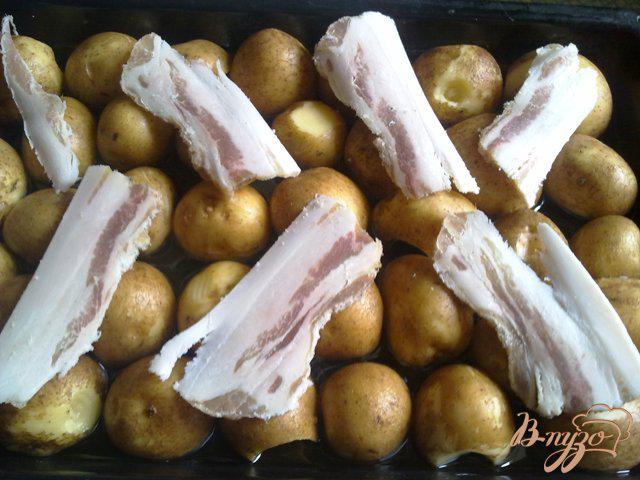 Фото приготовление рецепта: Запеченный картофель с тимьяном шаг №4