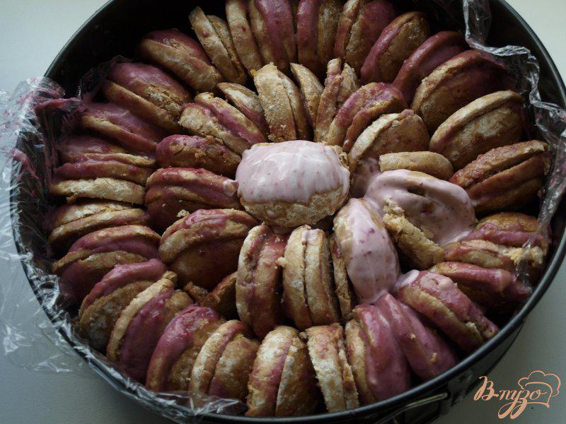 Фото приготовление рецепта: Торт из пряников с ягодами шаг №3