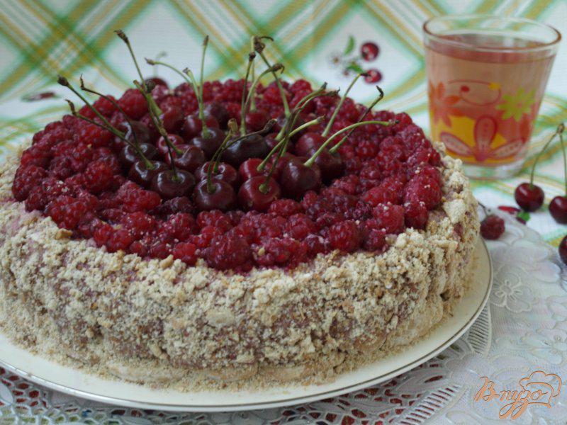 Фото приготовление рецепта: Торт из пряников с ягодами шаг №9