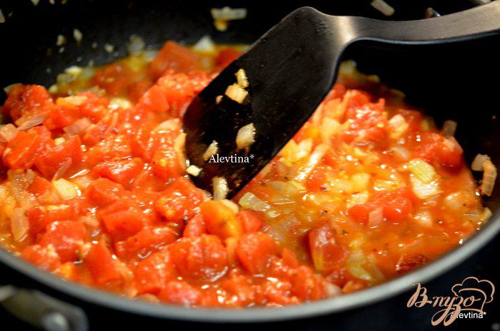 Фото приготовление рецепта: Паста с креветками, томатами и сыром  Фета шаг №2