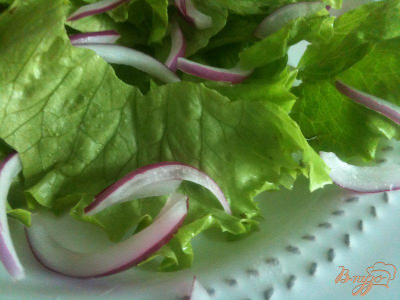 Фото приготовление рецепта: Салат из вяленой утиной грудки с хурмой шаг №3