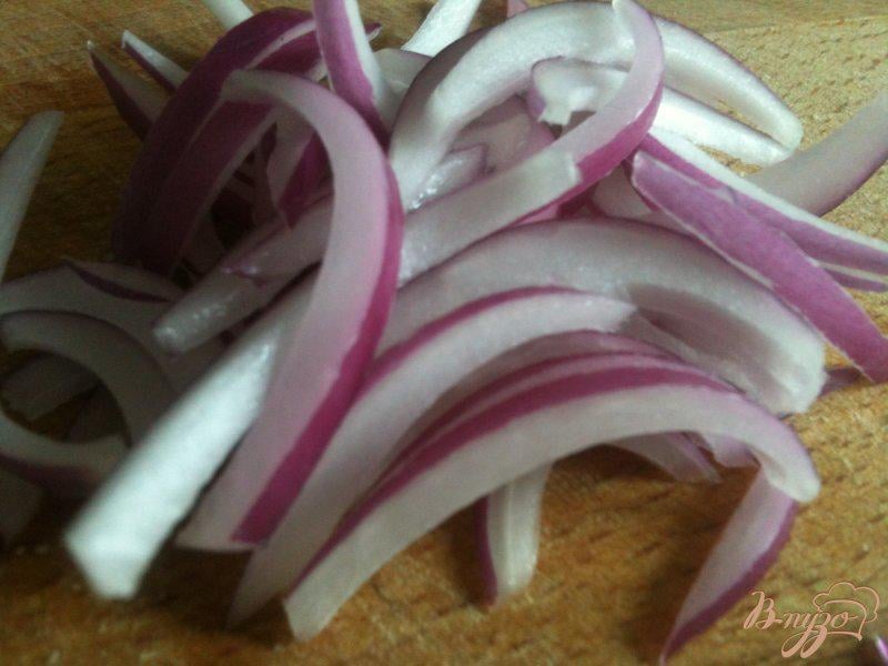 Фото приготовление рецепта: Салат из вяленой утиной грудки с хурмой шаг №2
