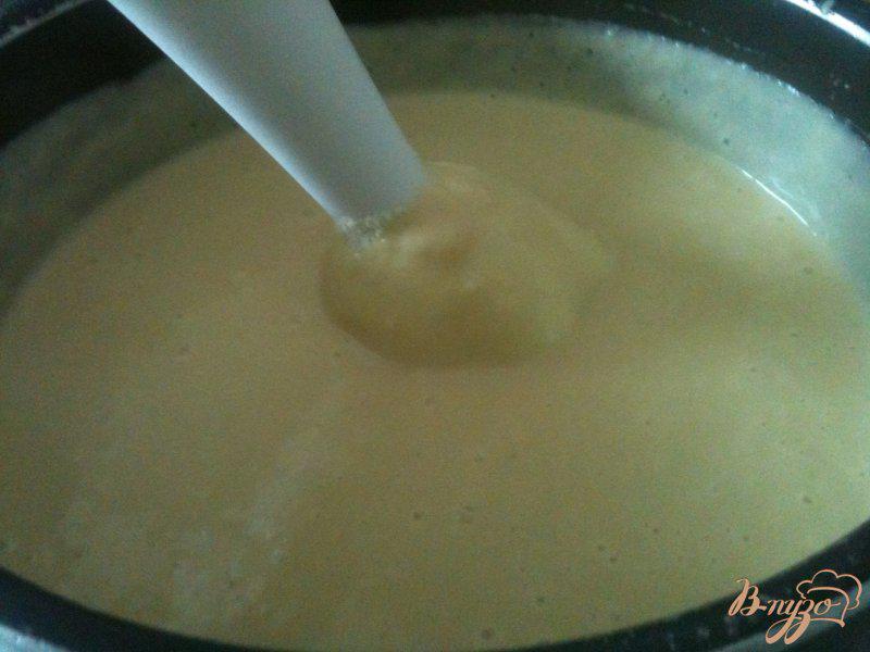 Фото приготовление рецепта: Сырный суп с гренками шаг №5