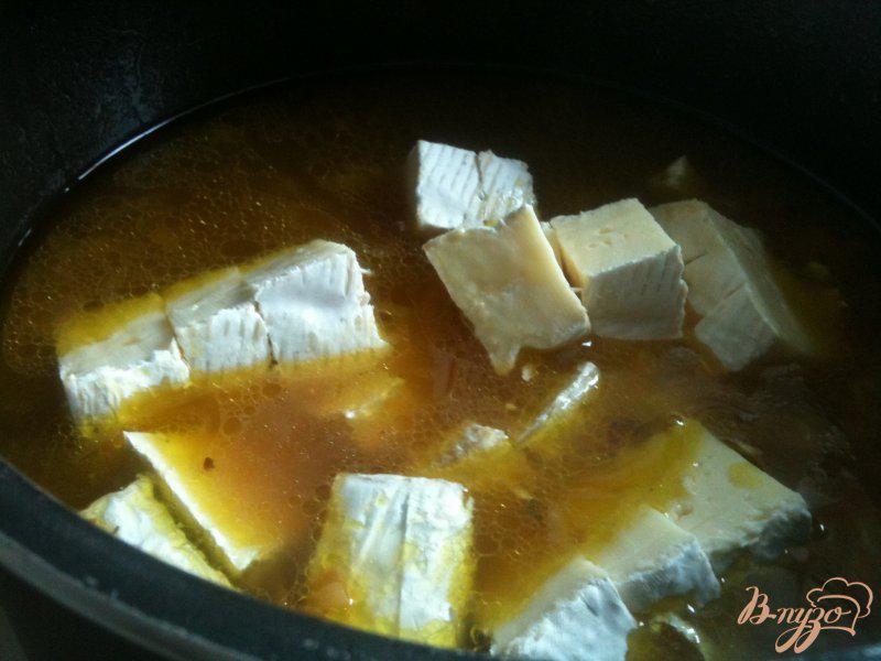 Фото приготовление рецепта: Сырный суп с гренками шаг №4