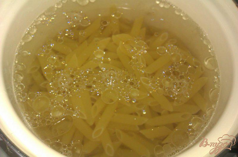 Фото приготовление рецепта: Паста пенне в сливочно-сырном соусе шаг №2