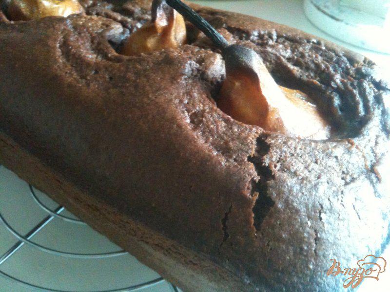 Фото приготовление рецепта: Шоколадный кекс с грушами шаг №6