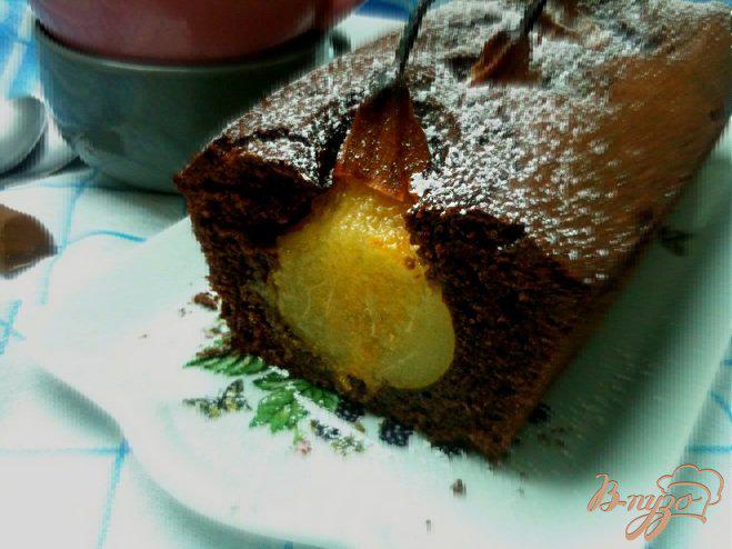 Фото приготовление рецепта: Шоколадный кекс с грушами шаг №7
