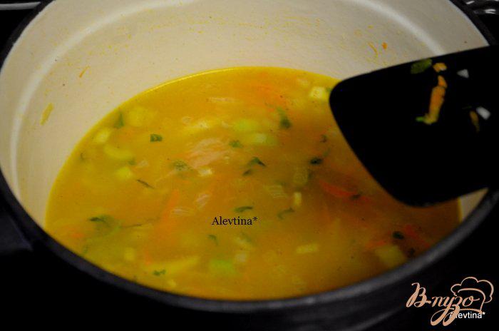 Фото приготовление рецепта: Тыквенный суп с орехом Пекан и сыром Фета шаг №2