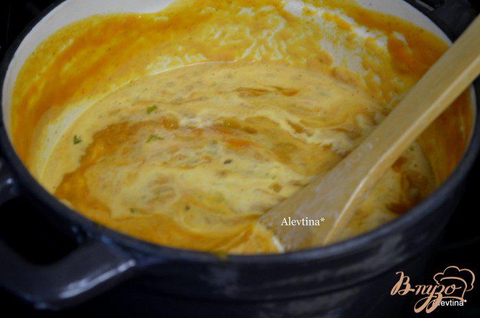 Фото приготовление рецепта: Тыквенный суп с орехом Пекан и сыром Фета шаг №3