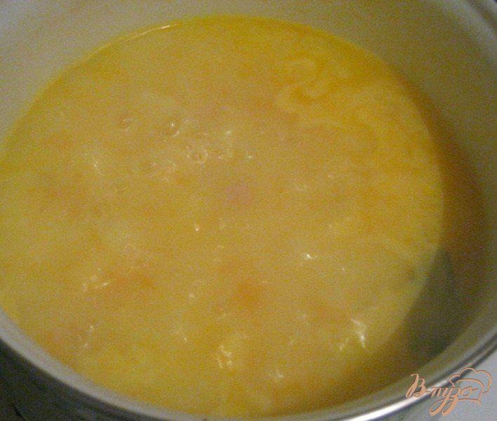 Фото приготовление рецепта: Суп из плавленых сырков шаг №4