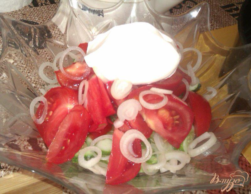 Фото приготовление рецепта: Простой овощной салат со сметаной шаг №4