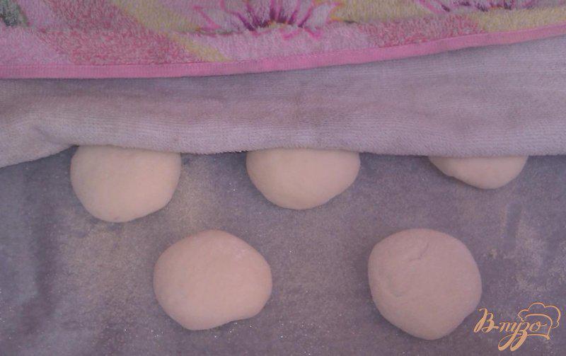 Фото приготовление рецепта: Булочки с малиновым вареньем шаг №5