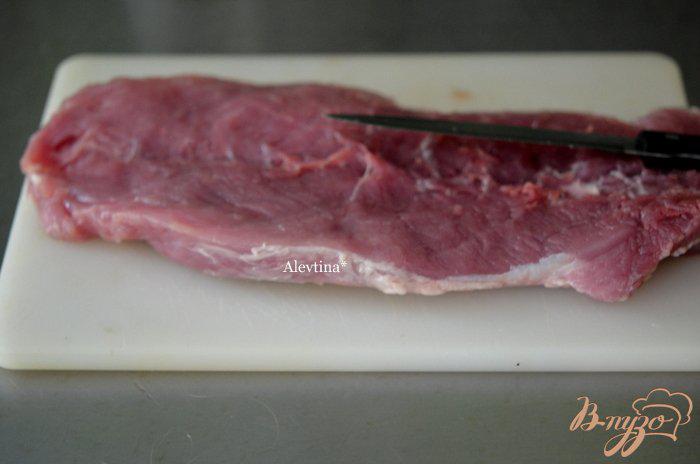 Фото приготовление рецепта: Свиная вырезка с сальсой шаг №2