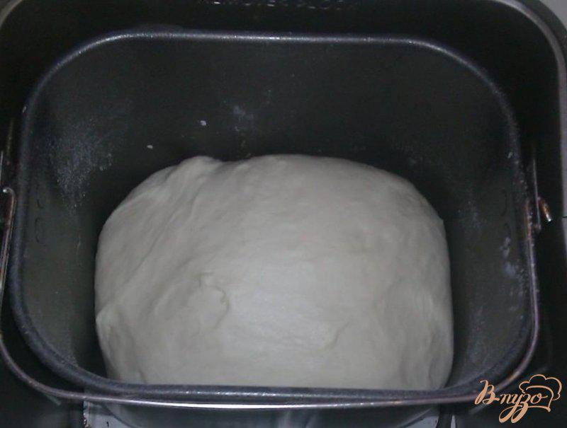 Фото приготовление рецепта: Дрожжевое тесто на сыворотке в хлебопечке шаг №5