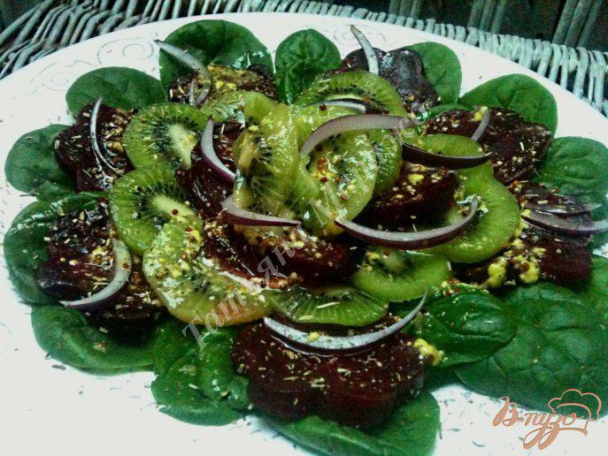 Фото приготовление рецепта: Салат со свеклой и киви шаг №6
