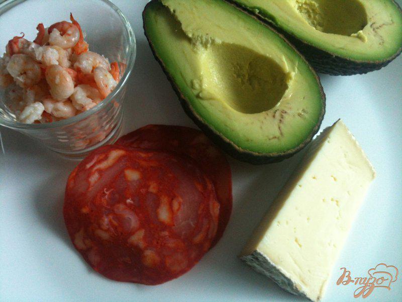 Фото приготовление рецепта: Авокадо запеченные с креветками и сыром шаг №1
