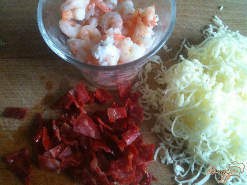 Фото приготовление рецепта: Авокадо запеченные с креветками и сыром шаг №2