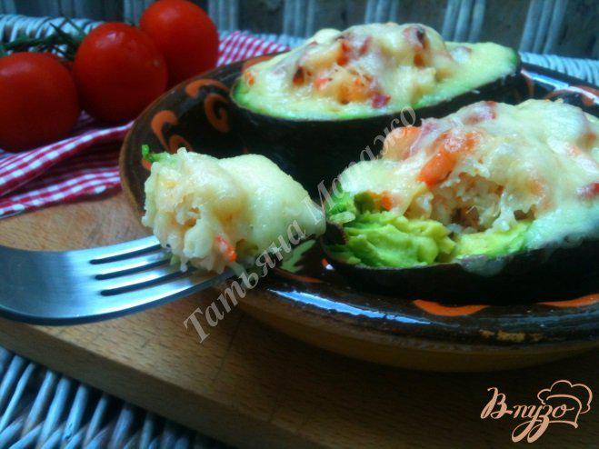Фото приготовление рецепта: Авокадо запеченные с креветками и сыром шаг №4