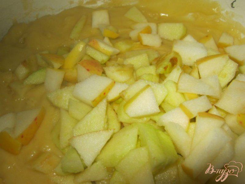 Фото приготовление рецепта: Маффины с медом и яблоками шаг №4