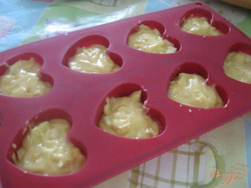 Фото приготовление рецепта: Маффины с медом и яблоками шаг №5