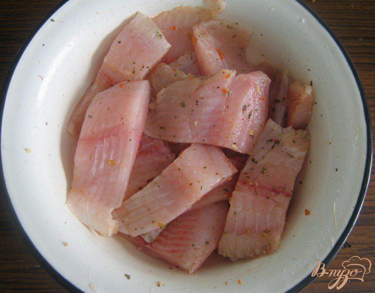 Фото приготовление рецепта: Рыба, запеченная под майонезом шаг №1