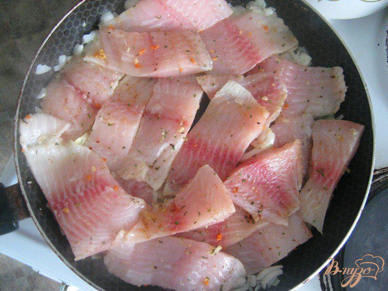 Фото приготовление рецепта: Рыба, запеченная под майонезом шаг №5