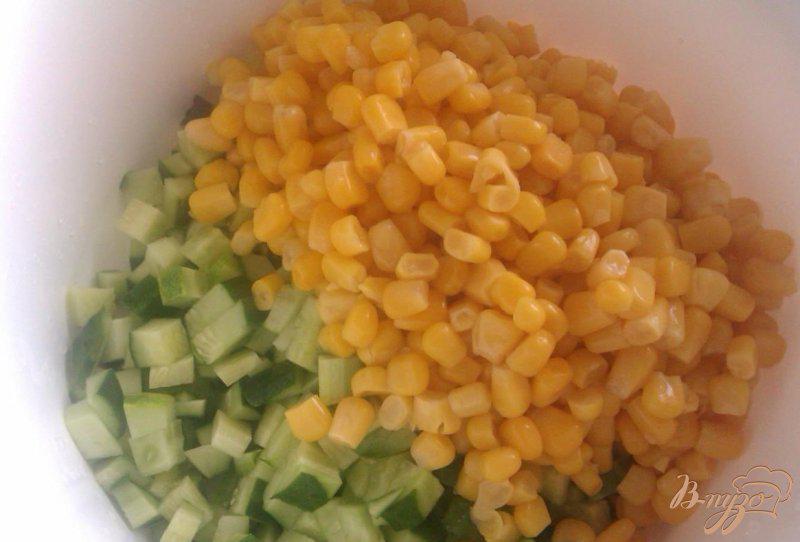 Фото приготовление рецепта: Салат из морской капусты с огурцом шаг №2
