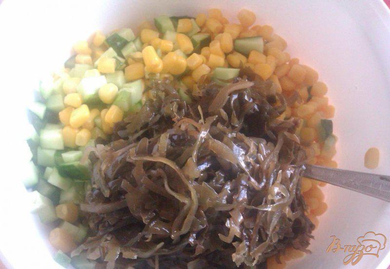 Фото приготовление рецепта: Салат из морской капусты с огурцом шаг №3