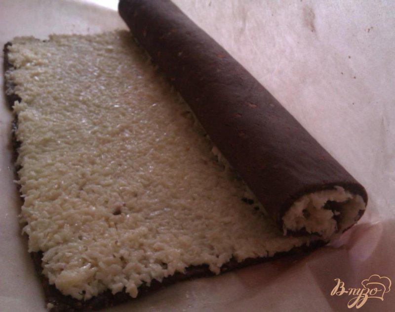 Фото приготовление рецепта: Шоколадно-кокосовый рулет шаг №7