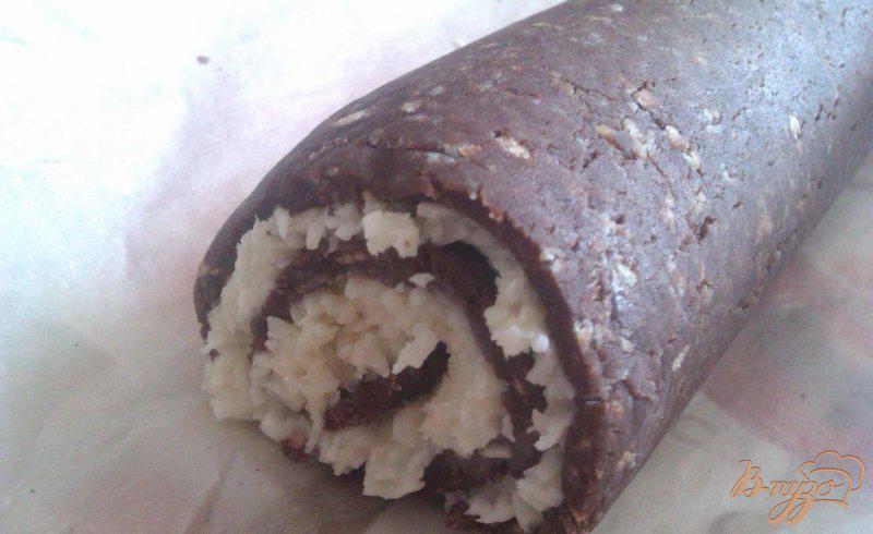 Фото приготовление рецепта: Шоколадно-кокосовый рулет шаг №8