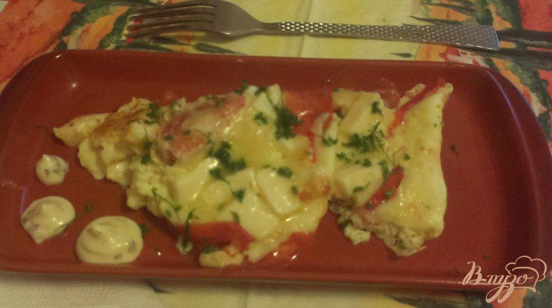Фото приготовление рецепта: Яичница с плавленым сыром и томатами шаг №7