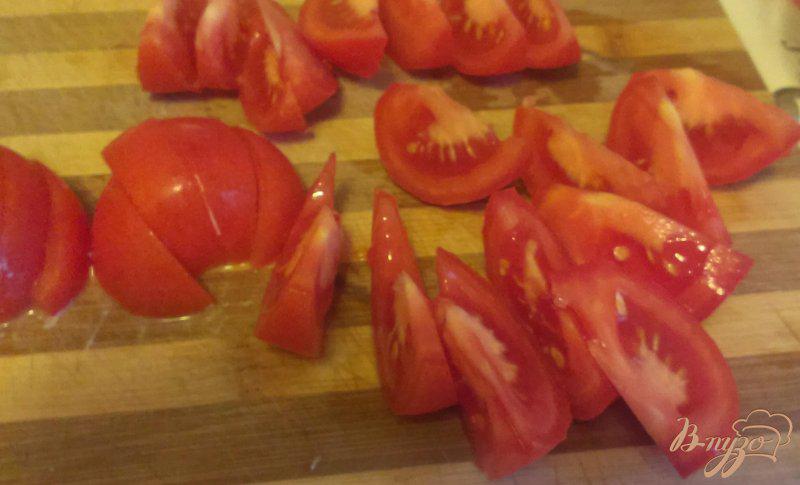 Фото приготовление рецепта: Яичница с плавленым сыром и томатами шаг №5
