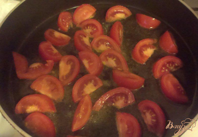 Фото приготовление рецепта: Яичница с плавленым сыром и томатами шаг №6