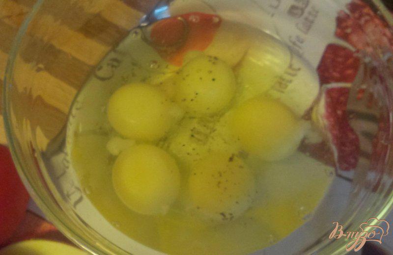 Фото приготовление рецепта: Яичница с плавленым сыром и томатами шаг №2