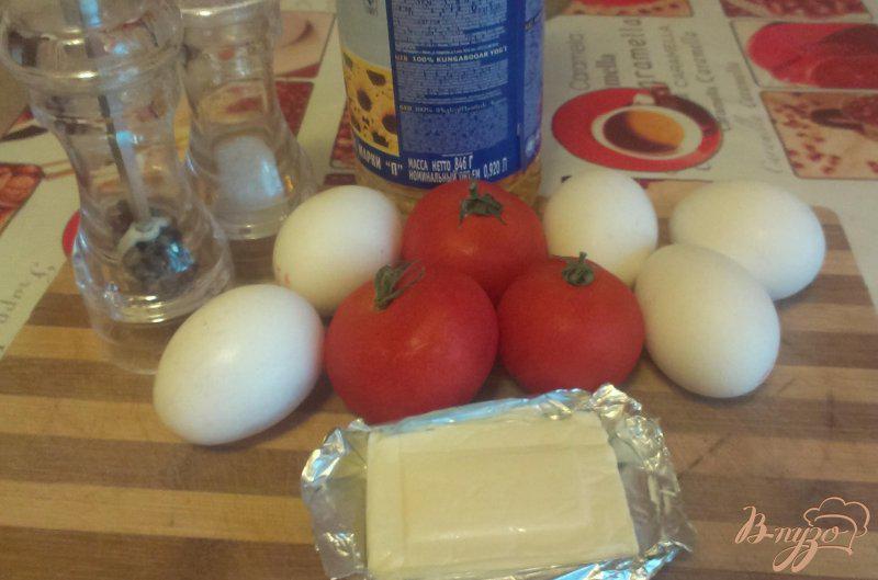 Фото приготовление рецепта: Яичница с плавленым сыром и томатами шаг №1