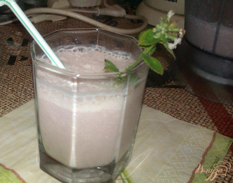 Фото приготовление рецепта: Молочный коктейль с малиной и бананом шаг №4