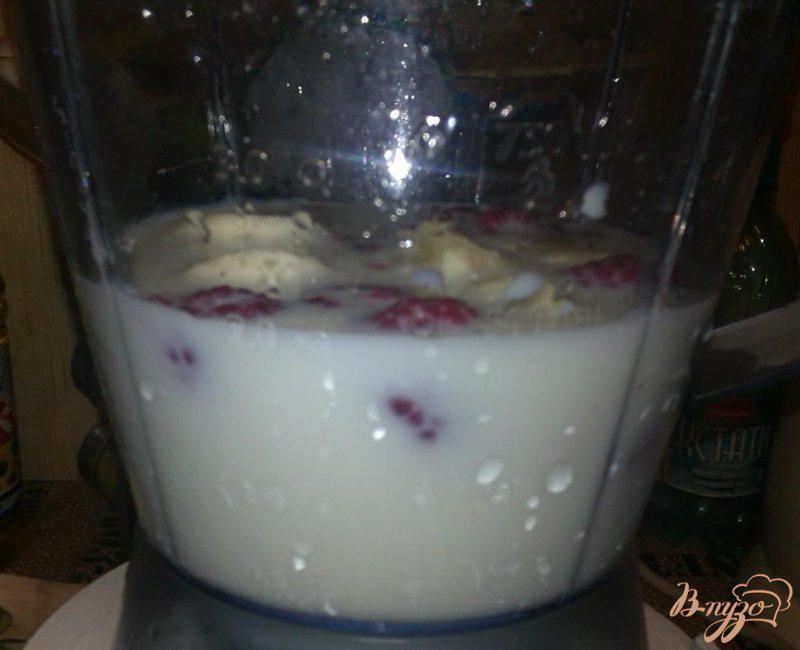 Фото приготовление рецепта: Молочный коктейль с малиной и бананом шаг №3